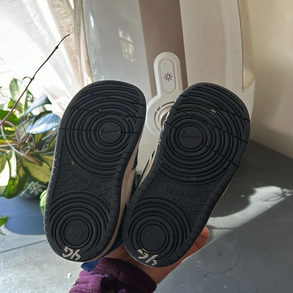 Nike Boy Court Borough Mid 2 Sneakers. 7.5C
